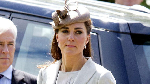 Kate looked gorgeous in a Jenny Packham dress and a beige Whiteley hat