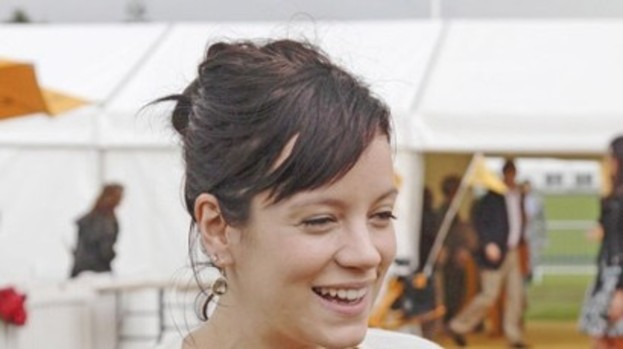 Anniversary on hold: Lily's romantic priority