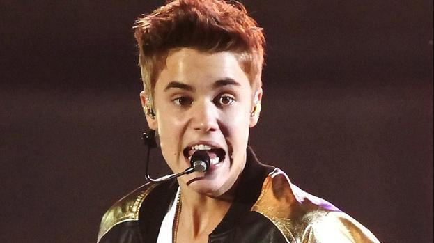 Justin Bieber treats fans to Boyfriend sing-along