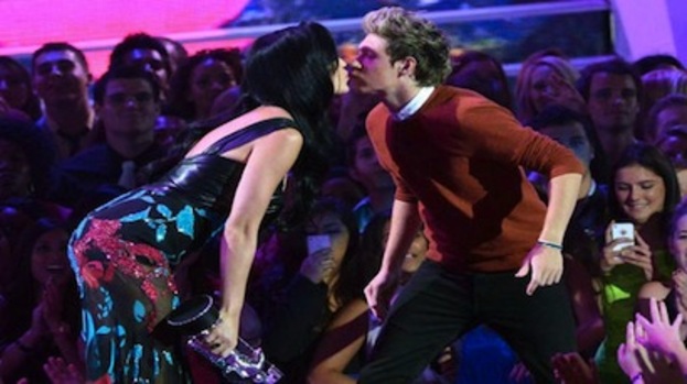 Niall Horan kisses Katy Perry