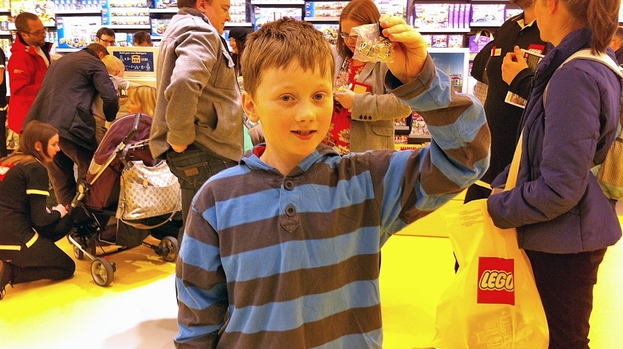 STV Glasgow - Mr Gold Found at LEGO store