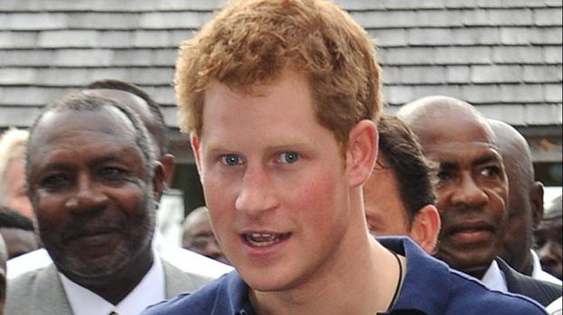 Alan Carr dirty dances for Prince Harry